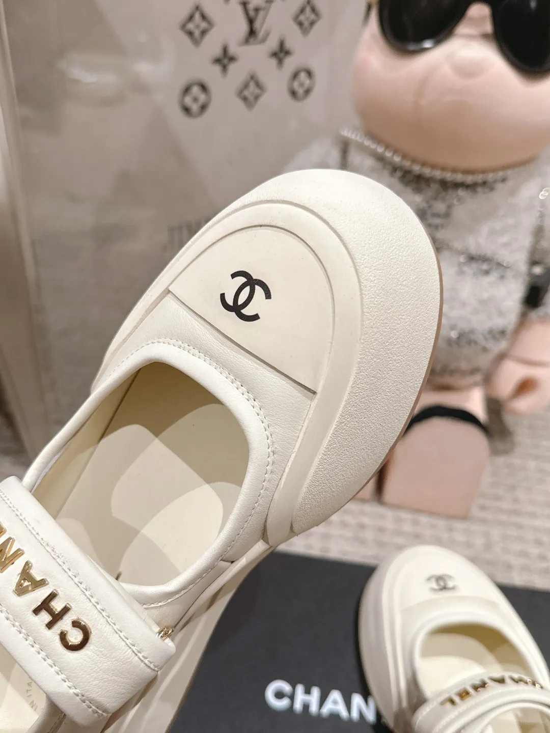 👟👟Ex-factory price 600👟👟 Chanel 25k new counter shoes, ceiling top quality [proud] This shoe is really a lucky star for small people, thick sole 5cm, more refined, rhombus, slim legs, the key is very comfortable upper foot: imported cowhide, lining: leather lining, outsole: genuine molded TPU outsole ~ 5cm heel height Size: 35-40 (41 made to order, non-refundable)
